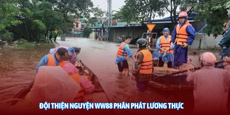 Đội thiện nguyện WW88 phân phát lương thực cho người dân vùng lũ tại Quảng Bình